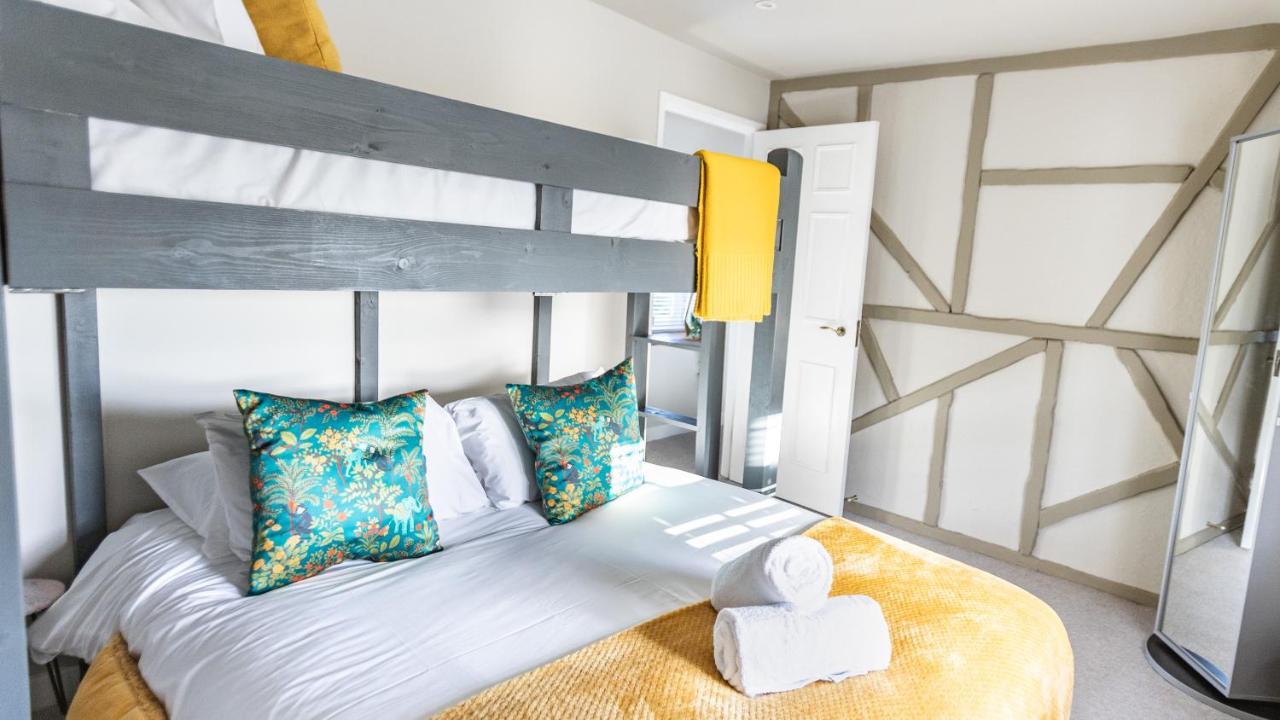 Wisteria View With Hottub & Cabin Sleeps 20 Chippenham  Ngoại thất bức ảnh