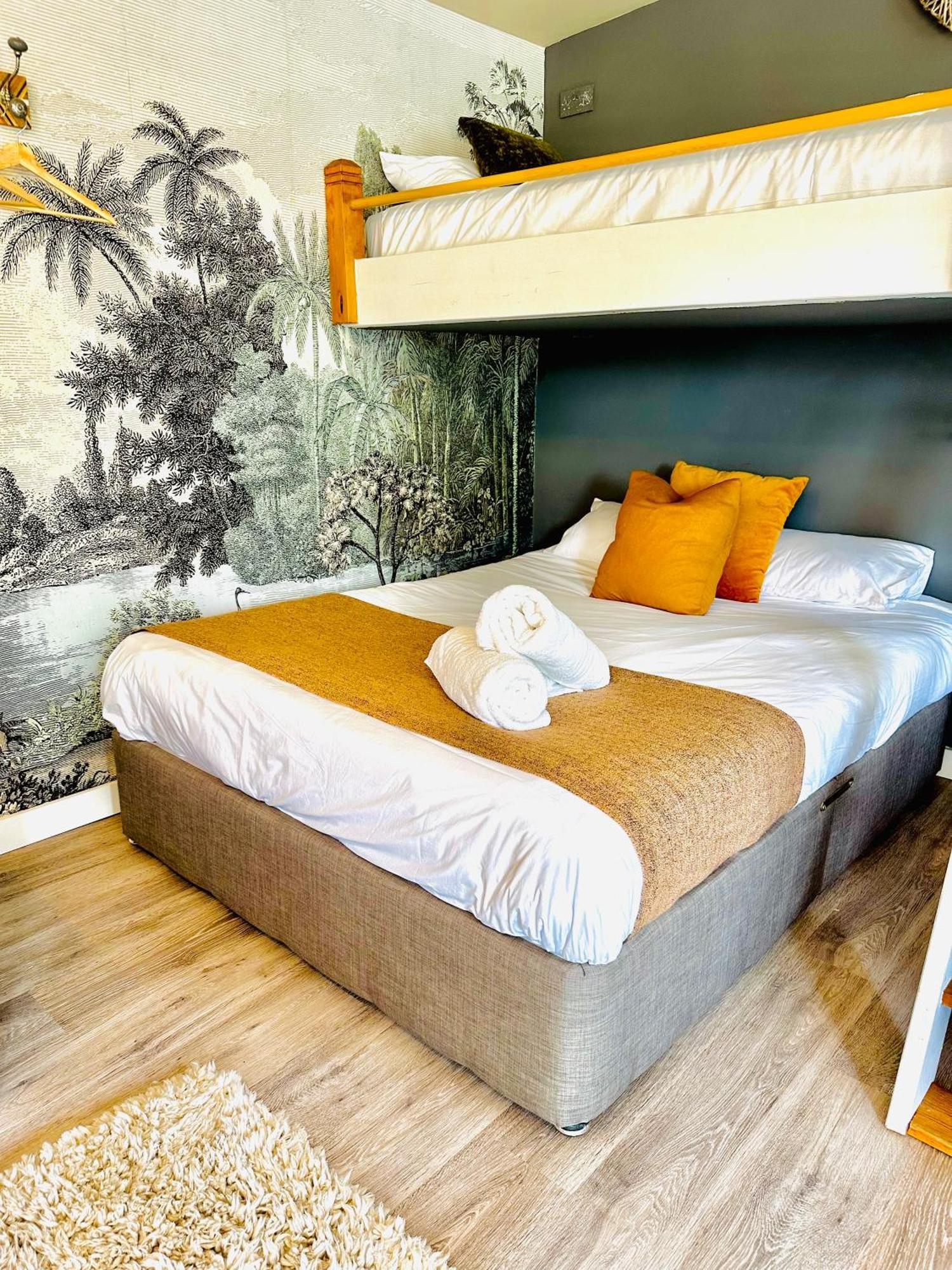 Wisteria View With Hottub & Cabin Sleeps 20 Chippenham  Ngoại thất bức ảnh